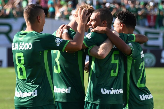 Jogadores da Chapecoense comemoram gol sobre o Palmeiras, durante amistoso na Arena Condá, em Chapecó