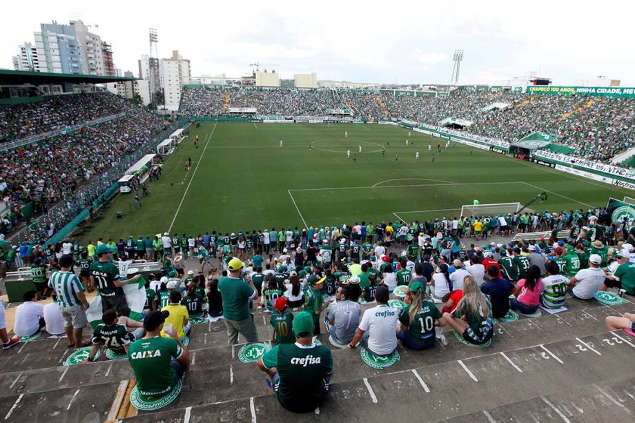 Torcida da Chapecoense durante amistoso contra o Palmeiras, na Arena Condá em Chapecó