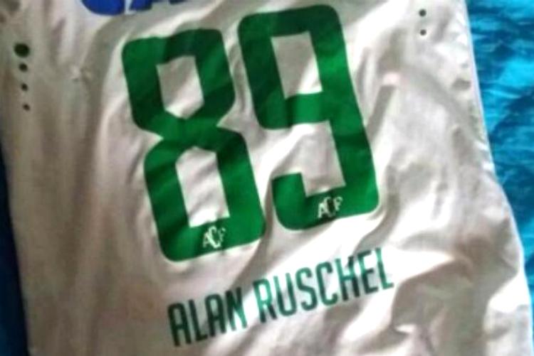 Camisa que seria usada por Alan Ruschel foi encontrada na mata colombiana