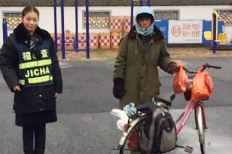 Um chinês faz caminho errado de bicicleta