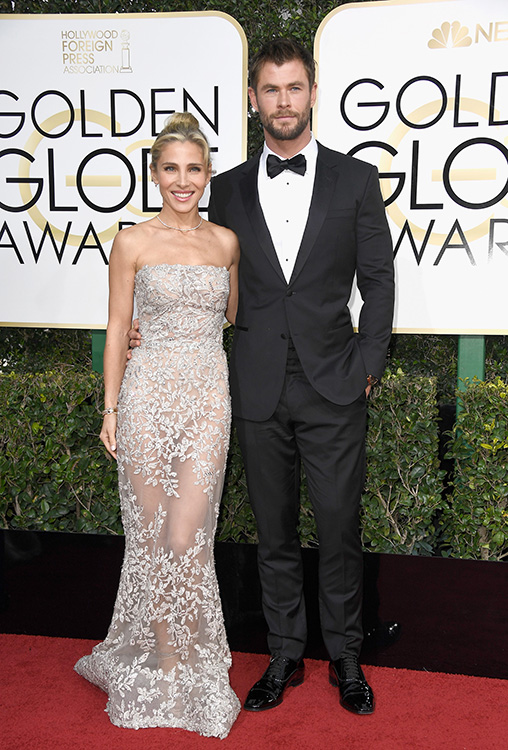 O ator Chris Hemsworth e a atriz Elsa Pataky chegam para o Globo de Ouro 2017, em Los Angeles