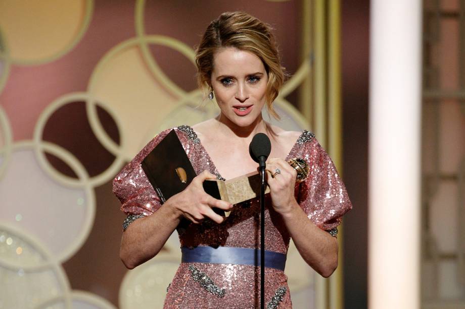 Claire Foy recebe o Globo de Ouro de melhor atriz em série dramática por 'The Crown'