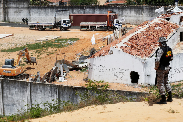 Muro feito de containers é feito para separar facções no presídio de Alcaçuz, no Rio Grande do Norte