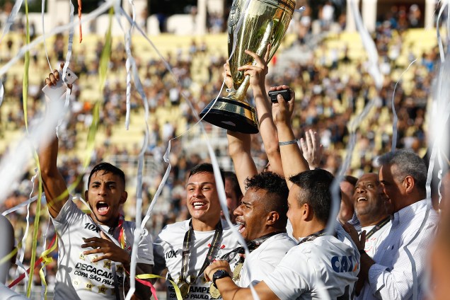 Corinthians levante a taça e é campeão da 48ª Copa São Paulo de Futebol Júnior 2017, realizada no estádio do Pacaembu (SP) - 25/01/2017