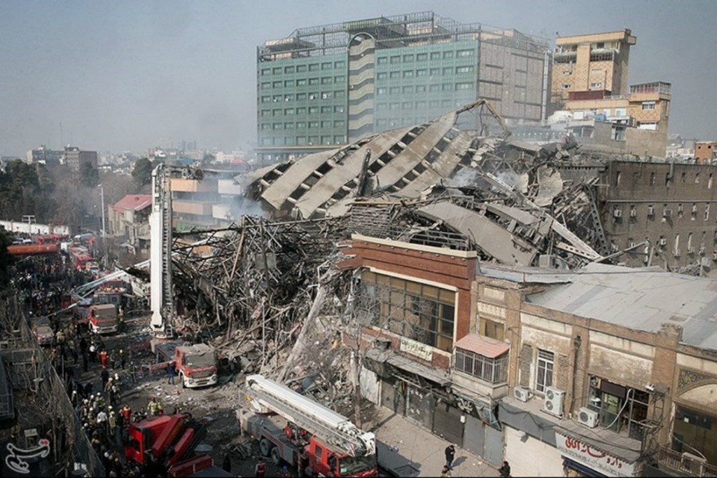 Escombros do prédio de 17 andares de desabou em Teerã