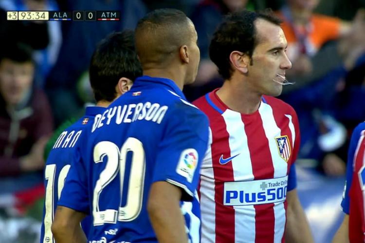 Deyverson, do Alavés, cospe no uruguaio Godín, do Atlético de Madri