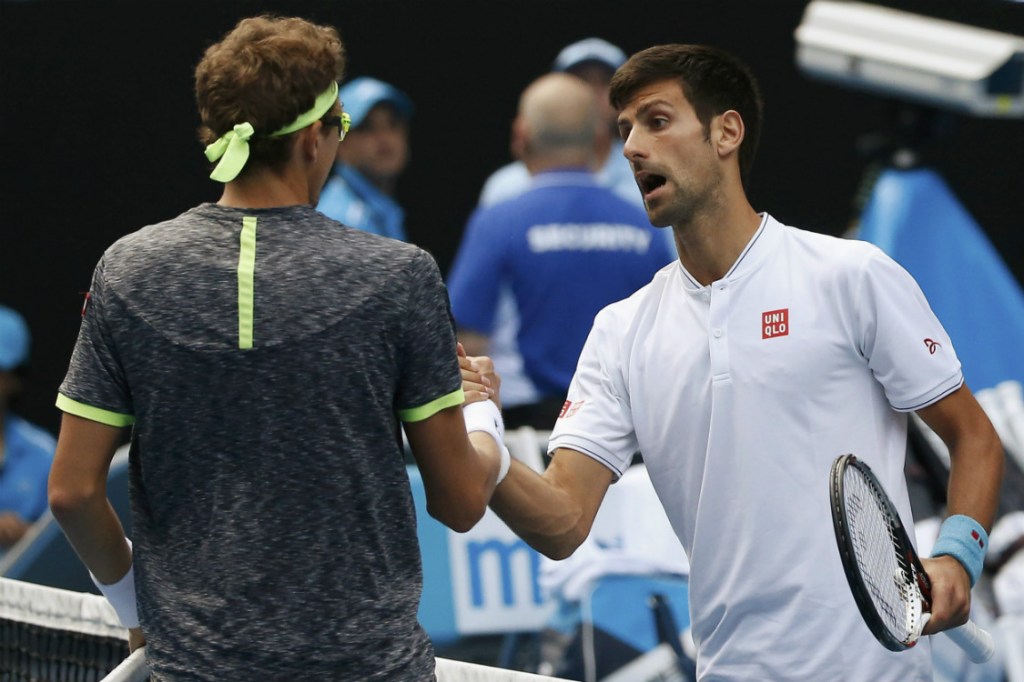 O azarão Denis O azarão Denis Istomin cumprimenta Novak Djokovic, eliminado na Austrália