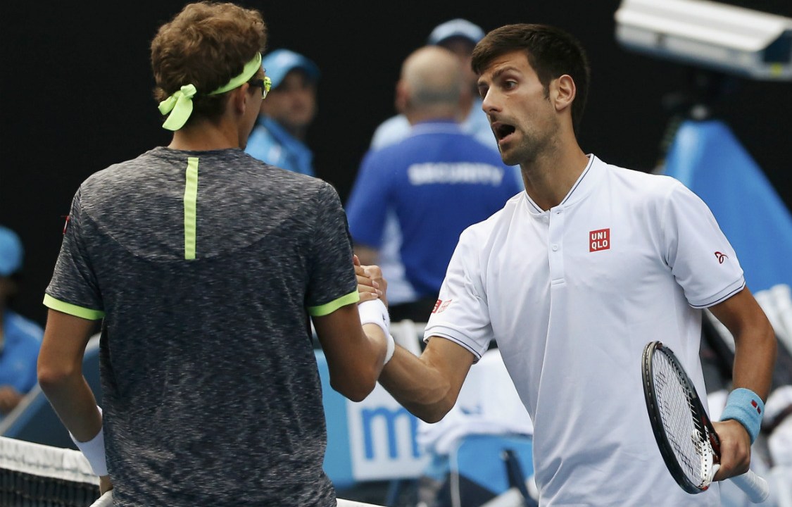 O azarão Denis O azarão Denis Istomin cumprimenta Novak Djokovic, eliminado na Austrália