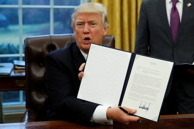 O presidente dos Estados Unidos, Donald Trump, assinou uma ordem executiva para iniciar a saída do país do Tratado de Associação Transpacífico - 23/01/2017