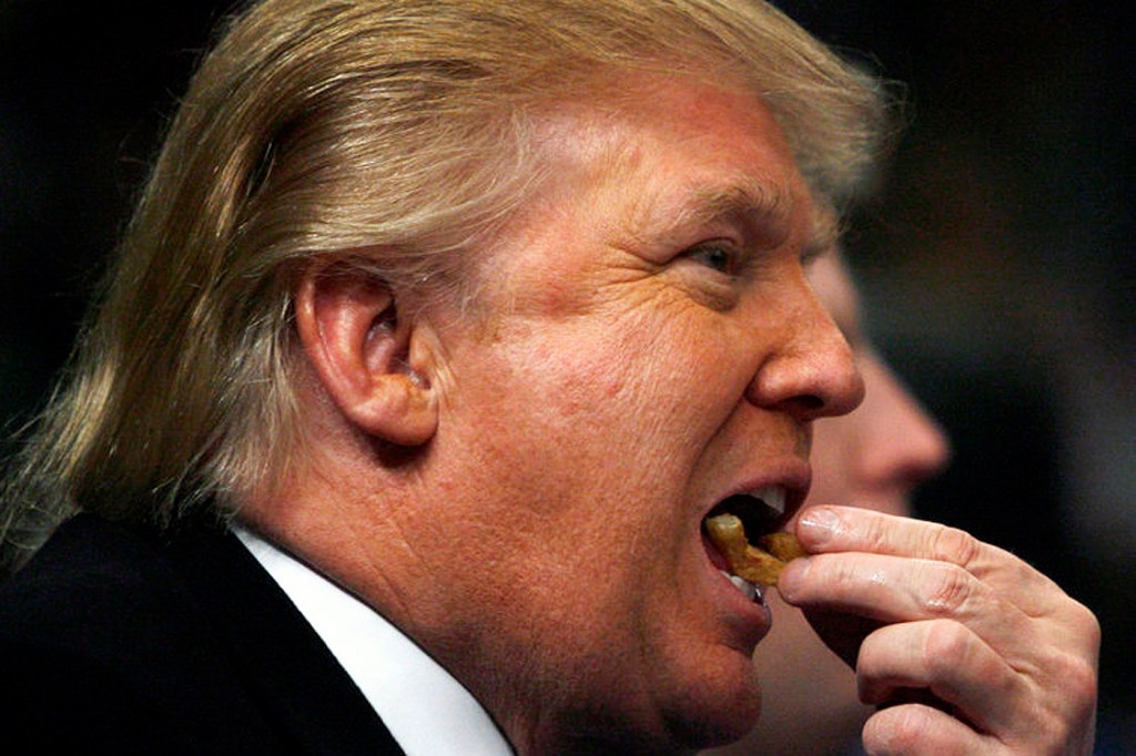 Donald Trump comendo batata frita