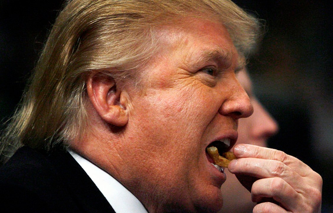 Donald Trump comendo batata frita