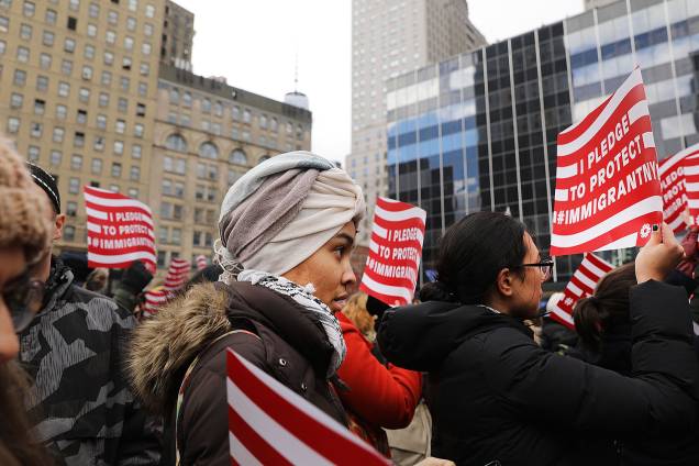 Imigrantes muçulmanos participam de protesto contra o presidente dos EUA, Donald Trump, em NY - 28/01/2017
