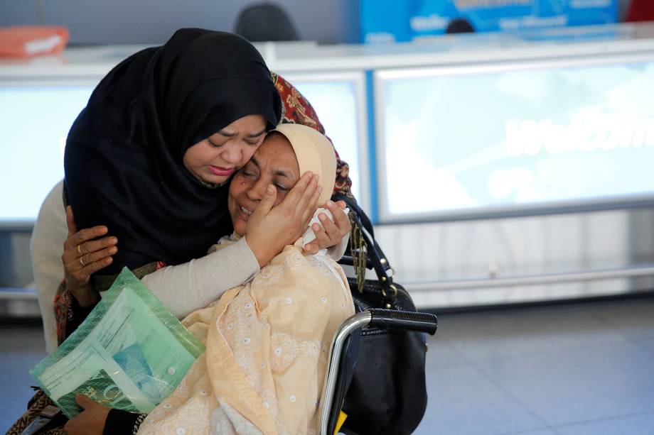 Mulher desembarca em Dubai depois de embarcar do aeroporto internacional de John F. Kennedy em Queens, Nova Iorque - 28/01/2017