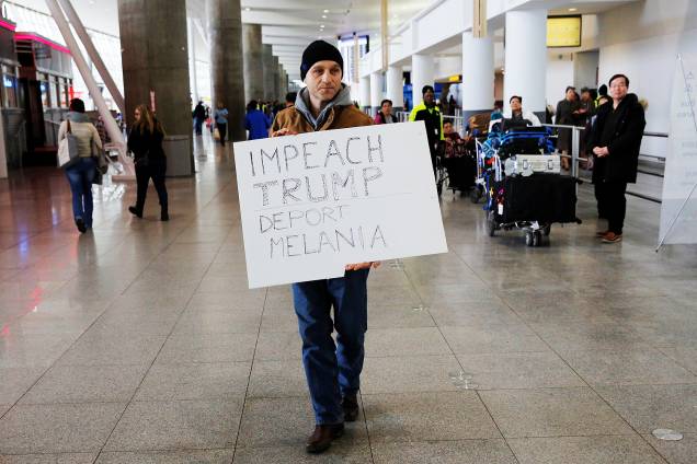 Manifestante protesta no Terminal 4 do Aeroporto Internacional John F. Kennedy, contra o decreto do presidente Donald Trump para barrar a entrada de cidadãos de sete países muçulmanos nos Estados Unidos