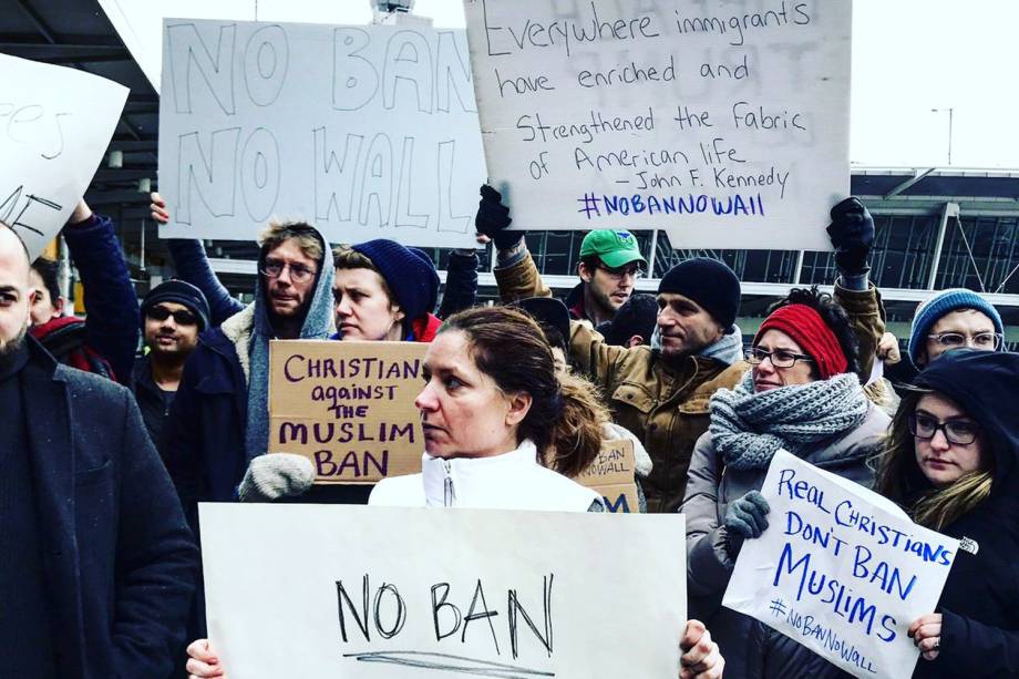 Manifestantes protestam no lado de fora do Terminal 4 do Aeroporto Internacional John F. Kennedy, contra o decreto do presidente Donald Trump para barrar a entrada de cidadãos de sete países muçulmanos nos Estados Unidos  - 28/01/2017