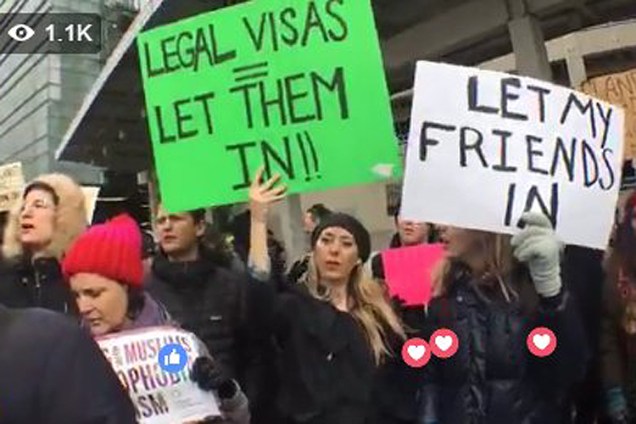 Manifestantes protestam no lado de fora do Terminal 4 do Aeroporto Internacional John F. Kennedy, contra o decreto do presidente Donald Trump para barrar a entrada de cidadãos de sete países muçulmanos nos Estados Unidos  - 28/01/2017