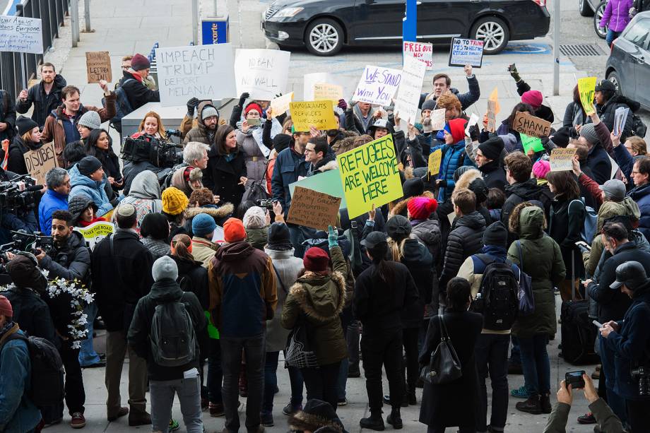 Manifestantes protestam no lado de fora do Terminal 4 do Aeroporto Internacional John F. Kennedy, contra o decreto do presidente Donald Trump para barrar a entrada de cidadãos de sete países muçulmanos nos Estados Unidos  - 28/01/2017