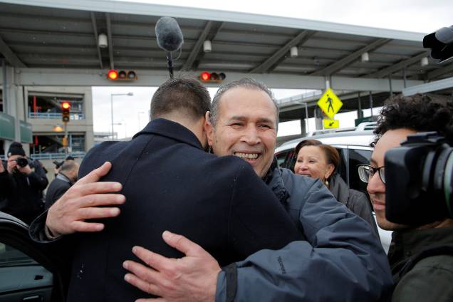 O imigrante iraquiano Hameed Darwish é abraçado depois de ser libertado no Aeroporto Internacional John F. Kennedy  em Queens, Nova Iorque - 28/01/2017