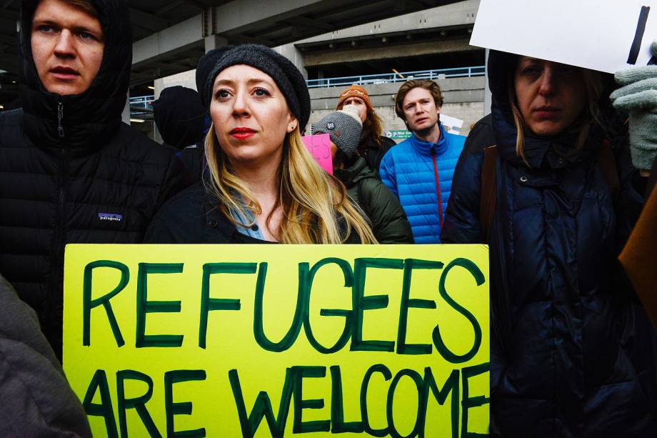 Manifestantes protestam no lado de fora do Terminal 4 do Aeroporto Internacional John F. Kennedy, contra o decreto do presidente Donald Trump para barrar a entrada de cidadãos de sete países muçulmanos nos Estados Unidos  - 28/01/2017