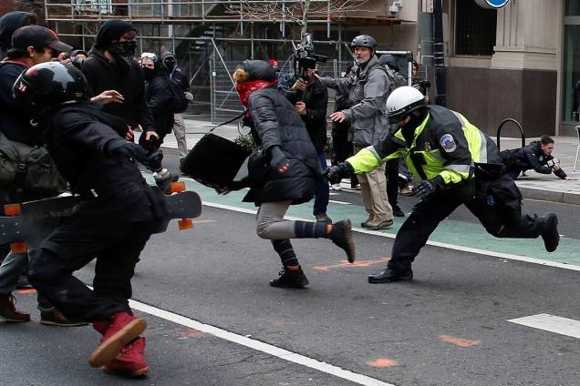 Policial tenta segurar uma manifestante durante protesto contra o presidente eleitos dos Estados Unidos, Donald Trump, em Washington
