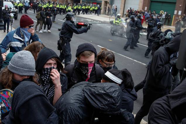 Policiais espirram spray de pimenta em manifestantes após a cerimônia de posse do presidente eleito dos Estados Unidos, Donal Trump
