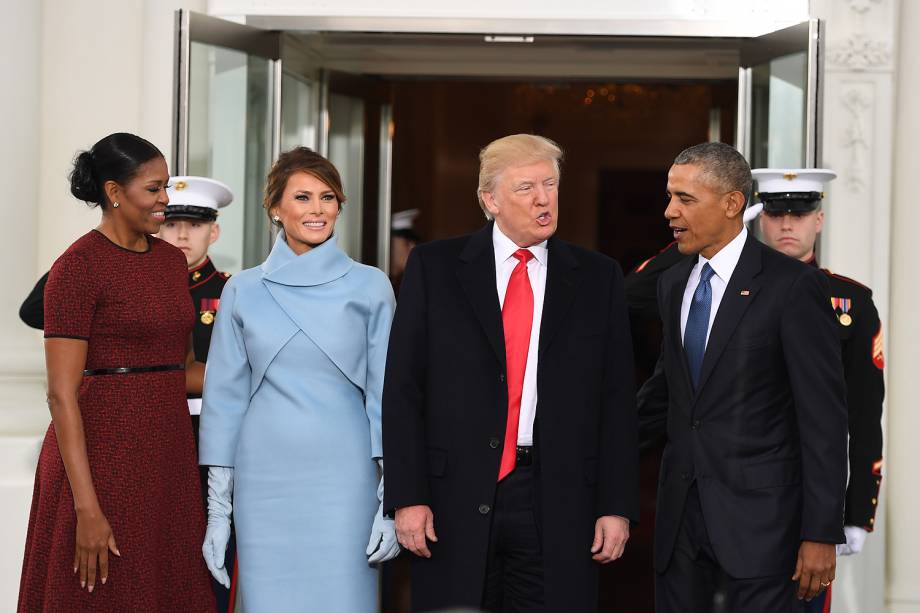 O presidente eleito, Donald Trump, chega acompanhado de sua mulher, Melania, à cerimônia de posse no Capitólio, em Washington