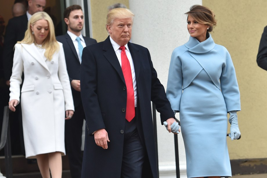 O presidente eleito, Donald Trump, chega acompanhado de sua mulher, Melania, à cerimônia de posse no Capitólio, em Washington