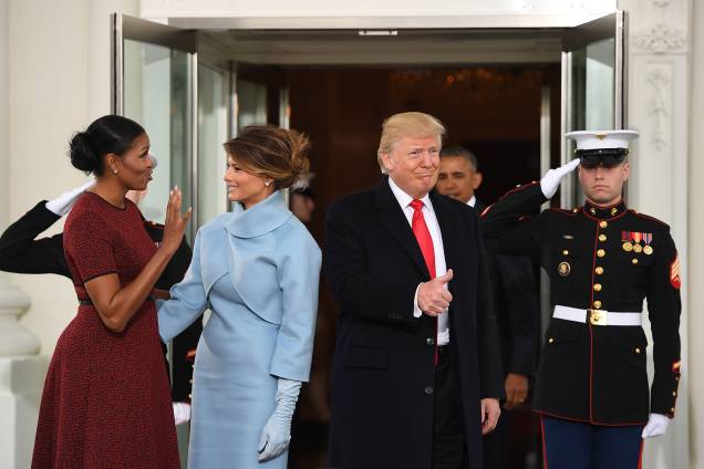 Donald Trump, Michelle Obama e Melania Trump posam em encontro na Casa Branca antes da cerimônia de posse de Trump - 20/01/2017 Donald Trump, Michelle Obama e Melania Trump posam em encontro na Casa Branca antes da cerimônia de posse de Trump - 20/01/2017