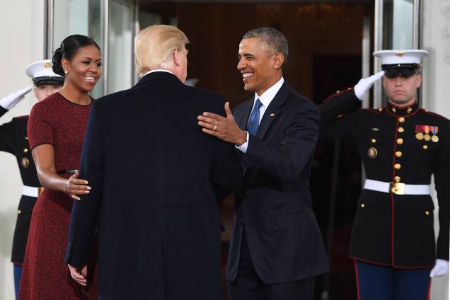 Donald Trump, Barack Obama e Michelle Obama posam em encontro na Casa Branca antes da cerimônia de posse de Trump - 20/01/2017