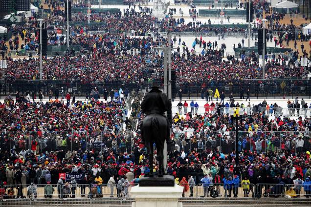 Público durante a cerimônia de posse de Donald Trump diante do Monumento de Washington - 201/01/2017