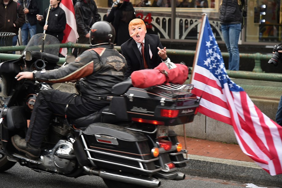 Manifestantes e apoiadores se reúnem para posse do presidente eleito dos Estados Unidos, Donald Trump, nesta sexta-feira (20), em Washington