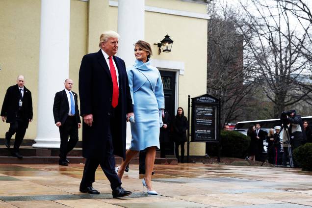 O presidente eleito, Donald Trump, chega acompanhado de sua mulher, Melania, à cerimônia de posse no Capitólio, em Washington - 201/01/2017