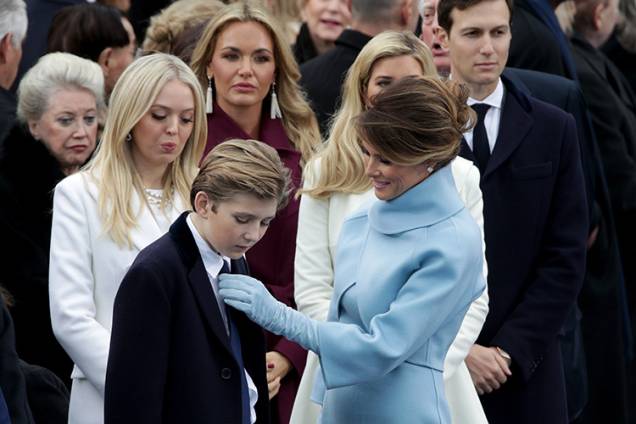 Melania Trump ajeita a gravata de seu filho, Barron Trump, durante a cerimônia de posse do presidente eleito, Donald Trump, no Capitólio - 20/01/2016 Melania Trump ajeita a gravata de seu filho, Barron Trump, durante a cerimônia de posse do presidente eleito, Donald Trump, no Capitólio - 20/01/2016
