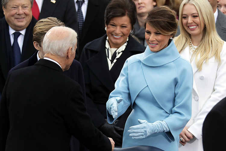 O vice-presidente dos Estados Unidos, Joe Biden, cumprimenta a Melania Trump, durante a cerimônia de posse do presidente eleito, Donald Trump, no Capitólio - 20/01/2017