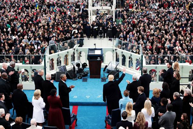 <span>Donald Trump acena ao chegar para sua cerimônia de posse como presidente, no Capitólio - 20/01/2017</span>