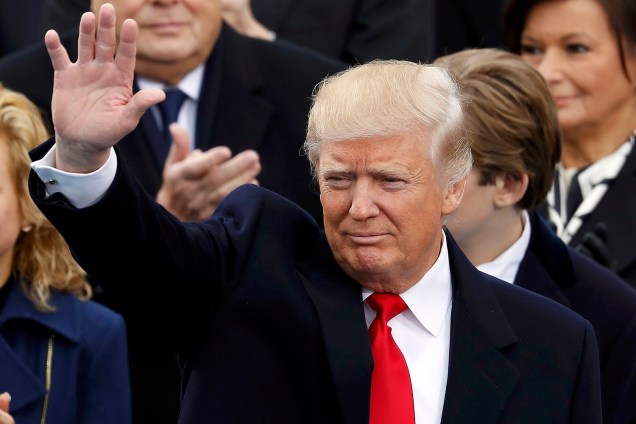 Donald Trump acena ao chegar para sua cerimônia de posse como presidente, no Capitólio - 20/01/2017