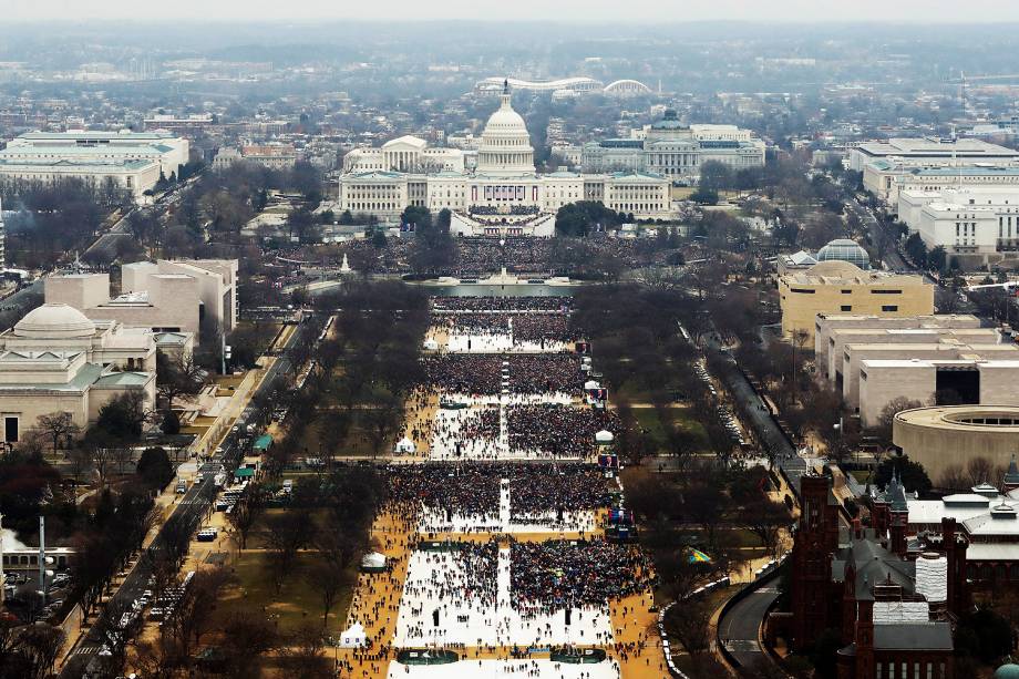 Público durante a cerimônia de posse de Donald Trump no Capitólio, em Washington - 201/01/2017