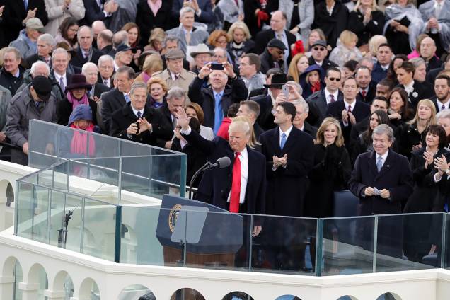 Donald Trump acena durante cerimônia de posse como presidente, no Capitólio - 20/01/2017