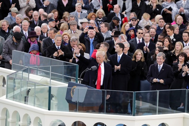 Donald Trump acena durante cerimônia de posse como presidente, no Capitólio - 20/01/2017