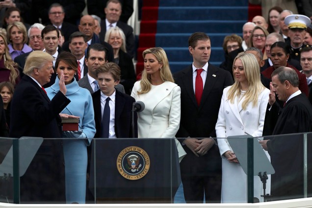 O presidente eleito dos Estados Unidos, Donald Trump, faz juramento durante cerimônia de posse nesta sexta-feira (20), em Washington