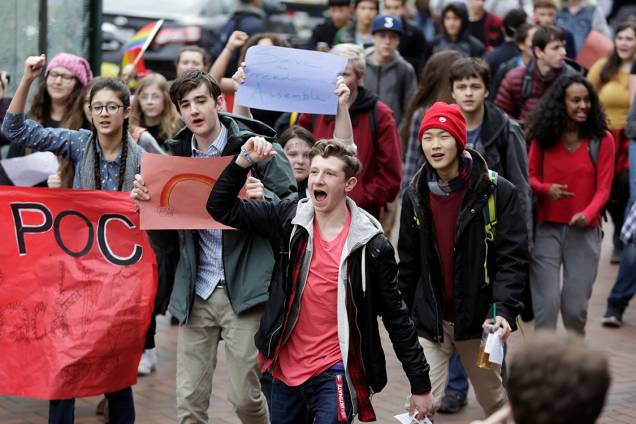 Estudantes protestam contra or presidente eleito dos Estados Unidos, Donald Trump, em Washington