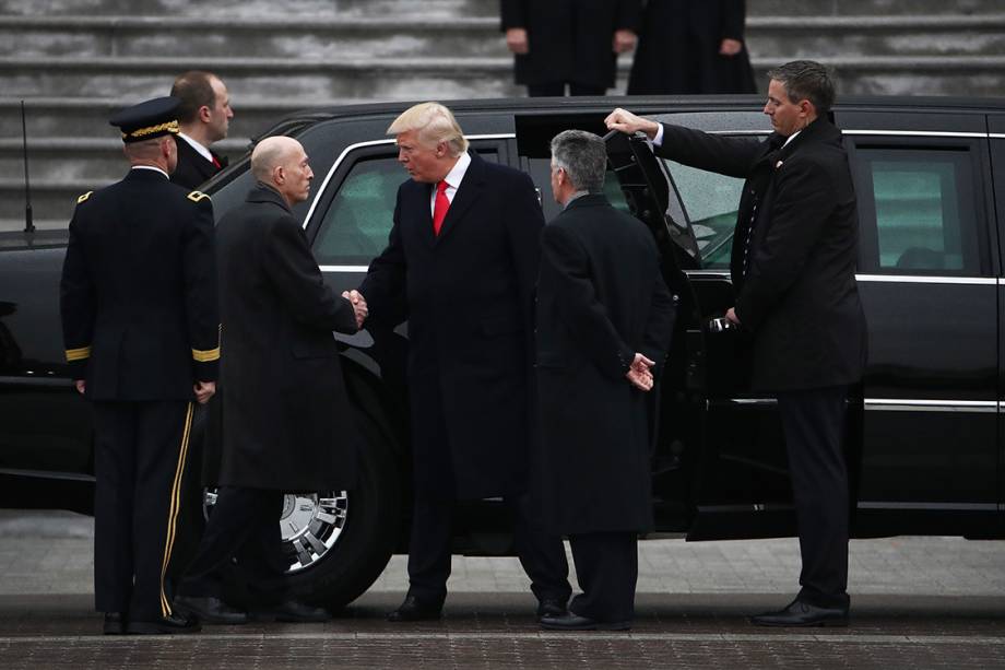O presidente Donald Trump se prepara para desfilar pelas ruas de Washington, após a cerimônia de posse