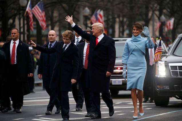 O presidente Donald Trump caminha pelas ruas de Washington ao lado de sua mulher Melania Trump