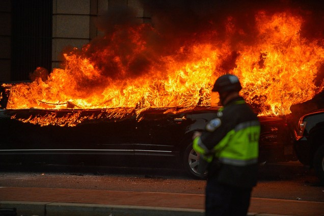 Manifestantes ateiam fogo em carro durante protesto contra o presidente eleitos dos Estados Unidos, Donald Trump, em Washington