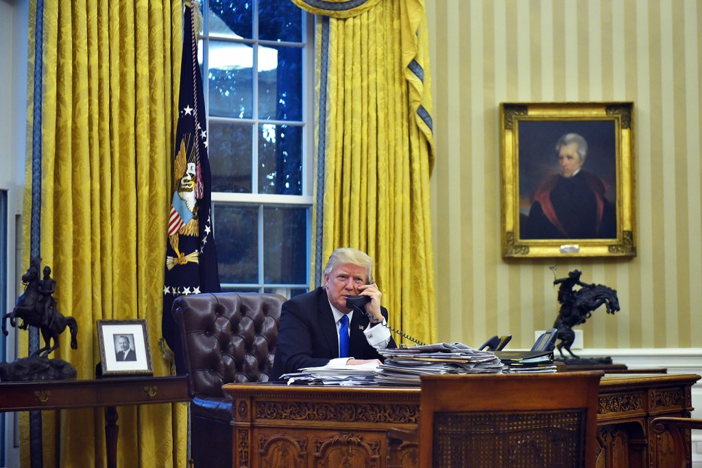Donald Trump falou com líderes mundiais por telefone, na Casa Branca - 29/01/2017