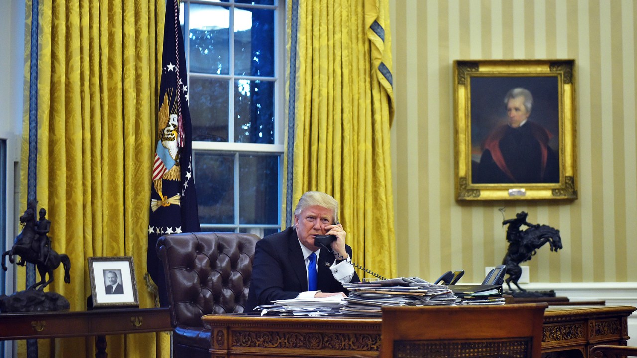 Donald Trump falou com líderes mundiais por telefone, na Casa Branca - 29/01/2017