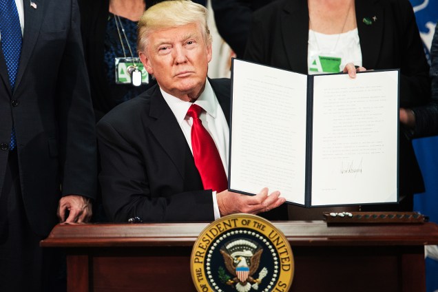 Donald Trump exibe ordem executiva que assinou para construir muro na fronteira com o México - 25/01/2017