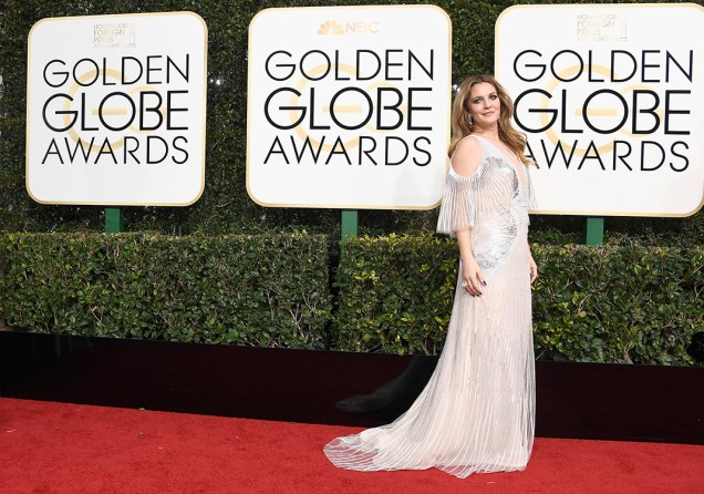 A atriz Drew Barrymore chega para o Globo de Ouro 2017, em Los Angeles