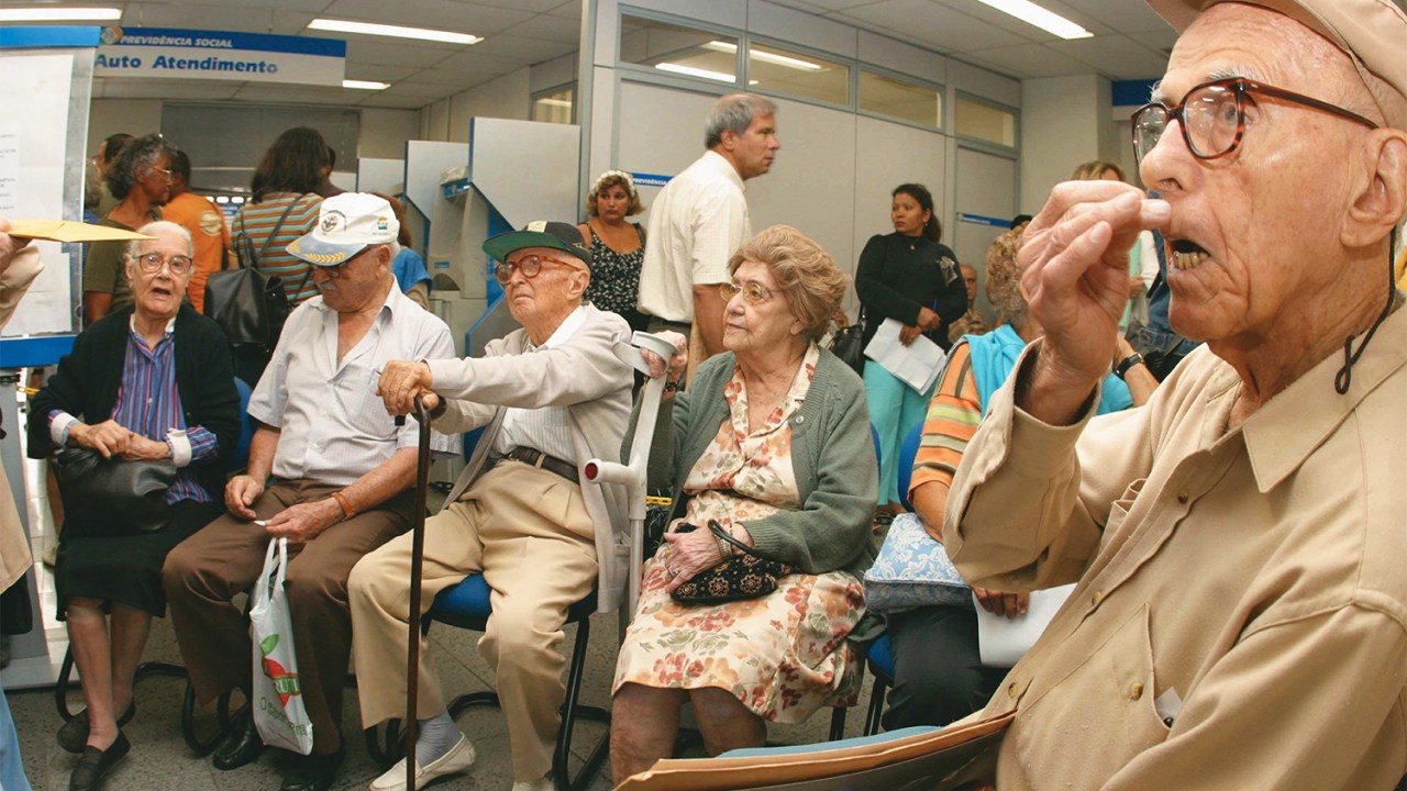 Idosos aguardando na fila para o recadastramento de aposentados e pensionistas com mais de 90 anos, no posto de atendimento do INSS do bairro de Copacabana - 07/11/2003