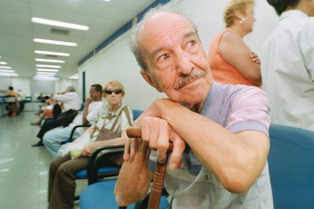 Otávio Antunes Filho, de 92 anos, aguardando na fila para o recadastramento de aposentados e pensionistas com mais de 90 anos, no posto de atendimento do INSS do bairro de Copacabana - 11/11/2003